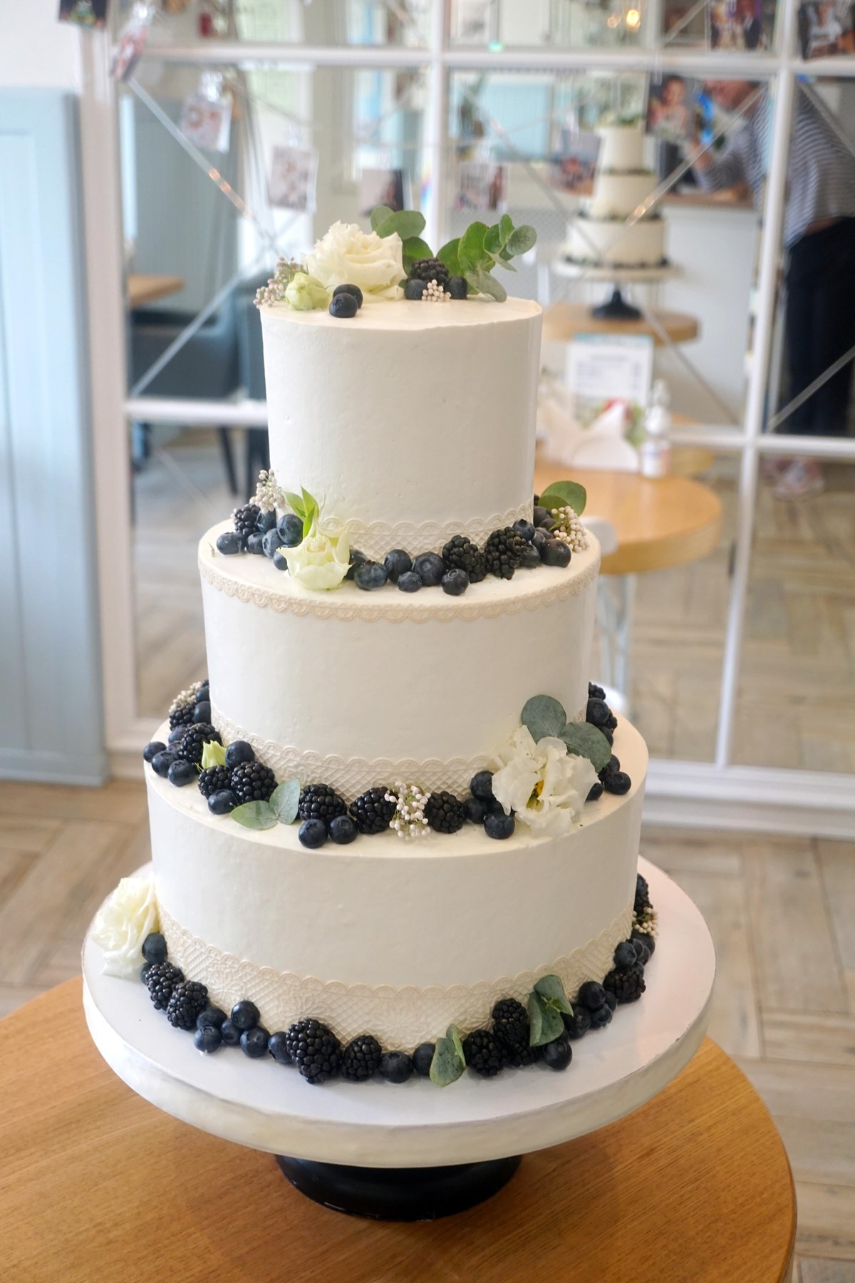 Торт белый на свадьбу трехъярусный с ягодой