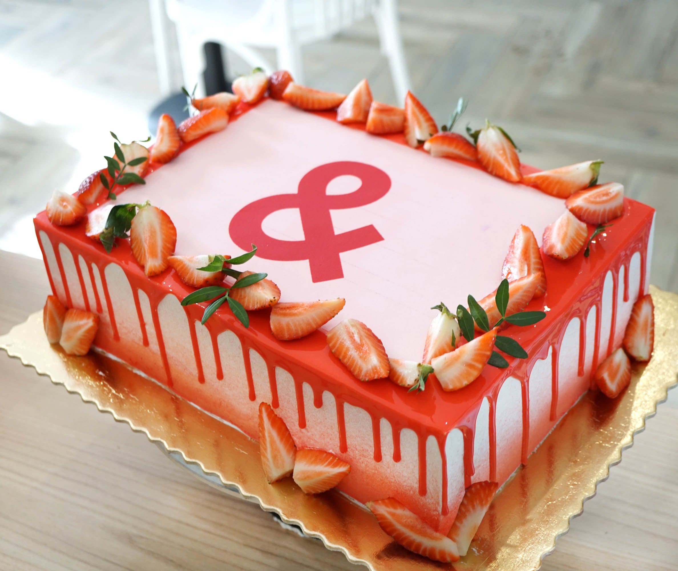 корпоративный торт с логотипом компании