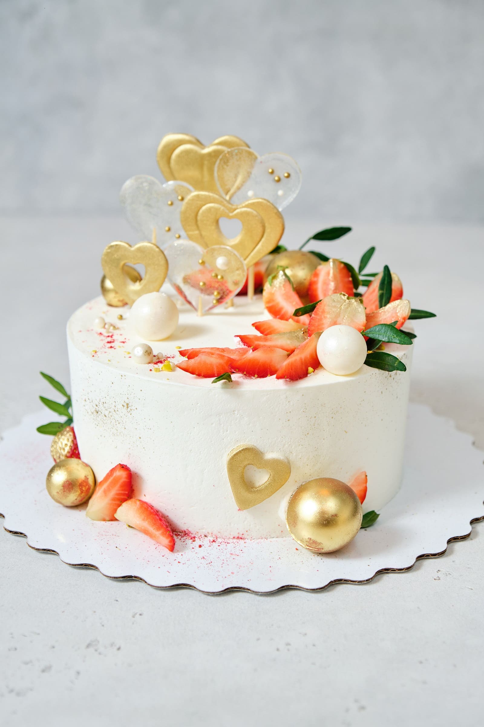 торт белый с украшением из клубники и сердечек